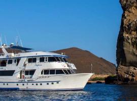 Cruise Ship Southern Star At Dock Only, hotel in Bahía de Caráquez