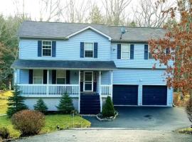 *Amenity-Filled Waterfront Oasis @Saw Creek Estates Near WaterFalls and Hiking*, villa in East Stroudsburg