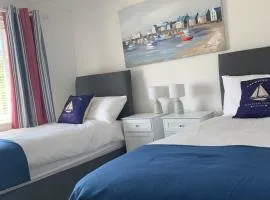 Lovely home from home apartment 8 mins walk to beach with free parking and sun deck 2 bed sleeps 4