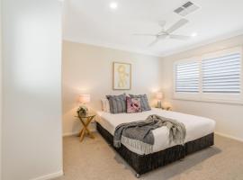 Newcastle Short Stay Accommodation - Adamstown Townhouses, apartment in Adamstown