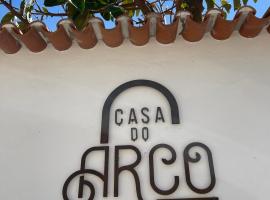 Casa do Arco, hotel with parking in Abiul
