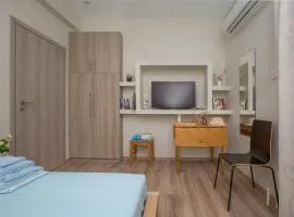Cosy Penthouse With Terrace Near Metro Station