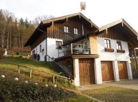 Ferienwohnung Mayer, hotel v destinaci Waging am See