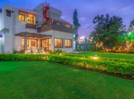 StayVista's Fairfield Villa - A green lawn and charming orchard await your retreat, hotel sa Lonavala
