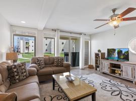 Ground floor, spacious patio and only steps away from beach and pool!, hotelli kohteessa South Padre Island