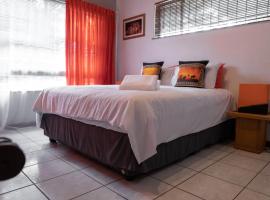 Lyronne Guest house, Shuttle and Tours, hotell i nærheten av N1 City Hospital i Cape Town