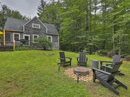 Charming Jaffrey Cottage with Deck and Grill!, hotel met parkeren in Jaffrey