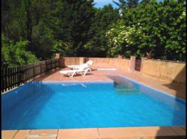 Osor Villa Sleeps 15 with Pool, hotel en Osor