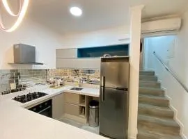 Fabuloso flat 241, Amarílis, Riviera de São Lourenço 3 Piscinas climatizadas carregador veiculo eletrico 2 quartos sendo uma suíte internet 500mb Adega, cozinha equipada completa, serviço de praia fim de semana limpeza trocas de toalhas,