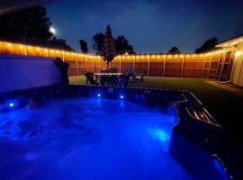 Roomy & Cush w Hot Tub - Roku - Ping Pong - PAC-MAN & Darts, vacation home in Dallas