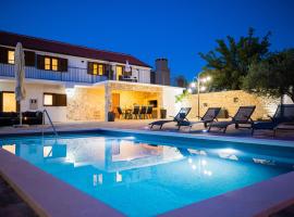 Villa Pietra- Modern rustic poolside oasis, ваканционно жилище в Бенковац