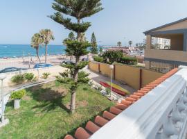 Expoholidays-Chalet Bahari primera linea de playa: Roquetas de Mar'da bir kulübe