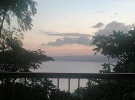 Hilltop Canopy Staycation, מלון עם חניה בKinalaglagan