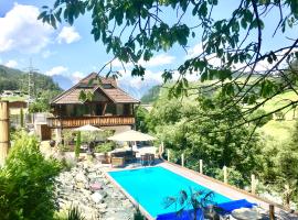 Villa Evy, Hotel mit Pools in Mutters