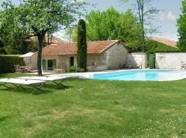 Maison spacieuse avec piscine au cœur de Bellon