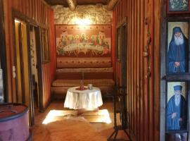 Yono's Traditional House, hotelli Ano Raveniassa lähellä maamerkkiä Avelin luostari