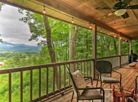 Secluded Home with Stunning Maggie Valley Views!, cottage in Waynesville