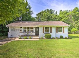 Charming Country Cottage 5 Mi to Downtown Tulsa!, renta vacacional en Tulsa