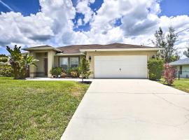 Cape Coral Canalfront Home with Pool and Dock, paplūdimio viešbutis mieste Keip Koralas