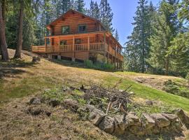 Large Cabin with Fire Pit and Grill on 34 Acres!, sewaan penginapan di Sagle
