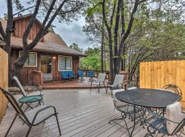 Rustic Ruidoso Cabin with Large Deck and Grill!, hotel con parking en Ruidoso