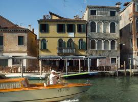 Casa Virginia direct at the canal Cannaregio with own roof terrace，威尼斯Tronchetto Station附近的飯店