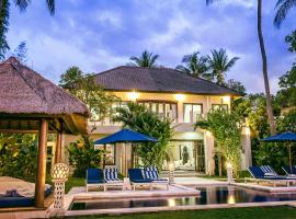 The Beach Front Villas - North Bali, hotel con pileta en Kubutambahan