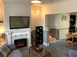 Clives Place - End of terrace two bedroom cottage, hotel near Cwmbran Railway Station, Cwm-brân