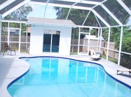 Luxury Vacation Villa with Heated Pool Tiki bar Golf and Onsite Boat Rental, budget hotel in Clearwater