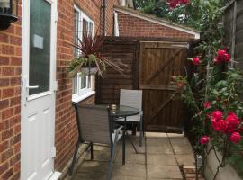 Studio-2 Staines,Heathrow, London-own entrance, hotel en Staines