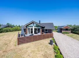 Bright and Spacious Family Retreat-By Traum