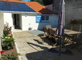 LA MAISON BLEUE、ブワンのホテル