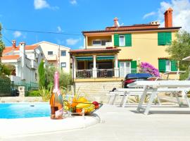 Villa Lux Nina with six bedrooms, private pool, sauna、ザダルのホテル
