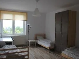 Trzyosobowy pokój w mieszkaniu czteropokojowym w centrum Gdyni.