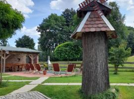 Ferienhaus auf einer Ebene mit eigenem Garten, Sommerpool und Badefass, Hotel in Heinsdorfergrund