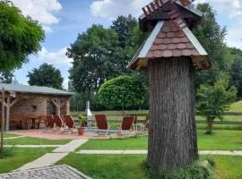 Ferienhaus auf einer Ebene mit eigenem Garten, Sommerpool und Badefass