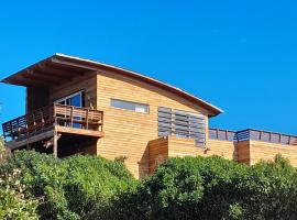 Casa de diseño a pasos de la playa, WIFI banda ancha, teletrabajo, Cottage in Los Molles