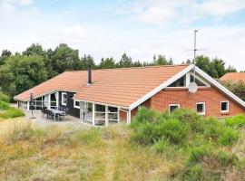 12 person holiday home in Bl vand, hotell nära Tirpitz Museum, Blåvand