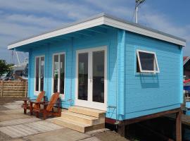 Waterhuisjes op de pier van LauwersmeerPlezier!, hotel em Lauwersoog