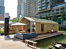 Wikkelboats at Floating Rotterdam Rijnhaven, cottage in Rotterdam