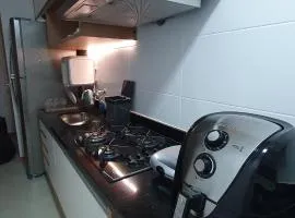 Apt com dois quartos, novo, centro de Guarapari! Varanda gourmet com vista mar, churrasqueira, Smart TV, Wi-Fi 200 MB, Lavadora de roupas e Garagem privativa