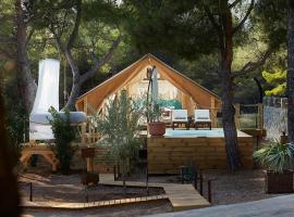 Abeille Maison Glamping Resort Zlatni Rat -Adults Only, hotel perto de Vidova gora, Bol