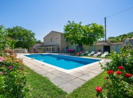 Villa de 3 chambres avec piscine privee jardin amenage et wifi a La Tour d'Aigues, hotel a La Tour-dʼAigues