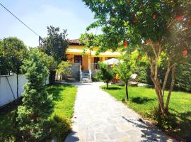 The Yellow House w/private garden and BBQ, hotell sihtkohas Asproválta