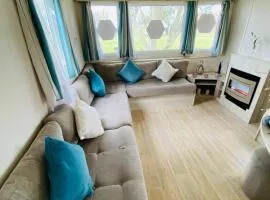 5 mins walk to beach. 3 bedroom caravan. Sleeps 8