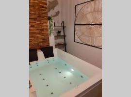 LOVE ROOM OUT OF TIME *JACUZZI*, self-catering accommodation sa Itteville