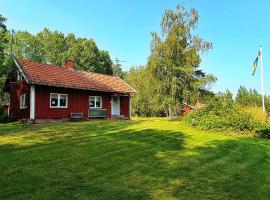 Lidsbergs torp i Ölme från år 1910 Ett eget mysigt torp med kakelugn, lågt i tak, sovrum med dubbelsäng och 2 enkelsängar på loft med snedtak bäddsoffa i v-rum trädgård med gasgrill, hotel v destinaci Kristinehamn