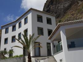 The Docks Ocean Front Villas - Next to Beach, hotel with parking in Paul do Mar