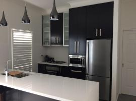 Chic 2 Bedroom Keilor, holiday home in St Albans