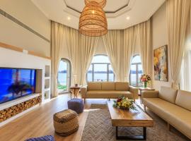 The S Holiday Homes - Stunning 5 Bedrooms Villa at the Palm Jumeirah with Private Beach and Pool, hotell i Dubai